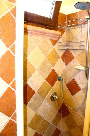 A shower with a handheld showerhead and a wall-mounted rain showerhead. - BEAUTIFUL and COZY home, in the countryside, 4km from the sea! NATURE and RELAX! (Sicilia)