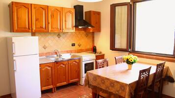 Frigorifero, forno, piano cottura, macchina per tè/caffè