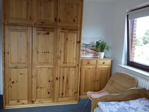 2 habitaciones, escritorio y tabla de planchar con plancha 