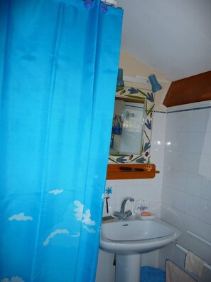 Shower, free toiletries, hair dryer, towels