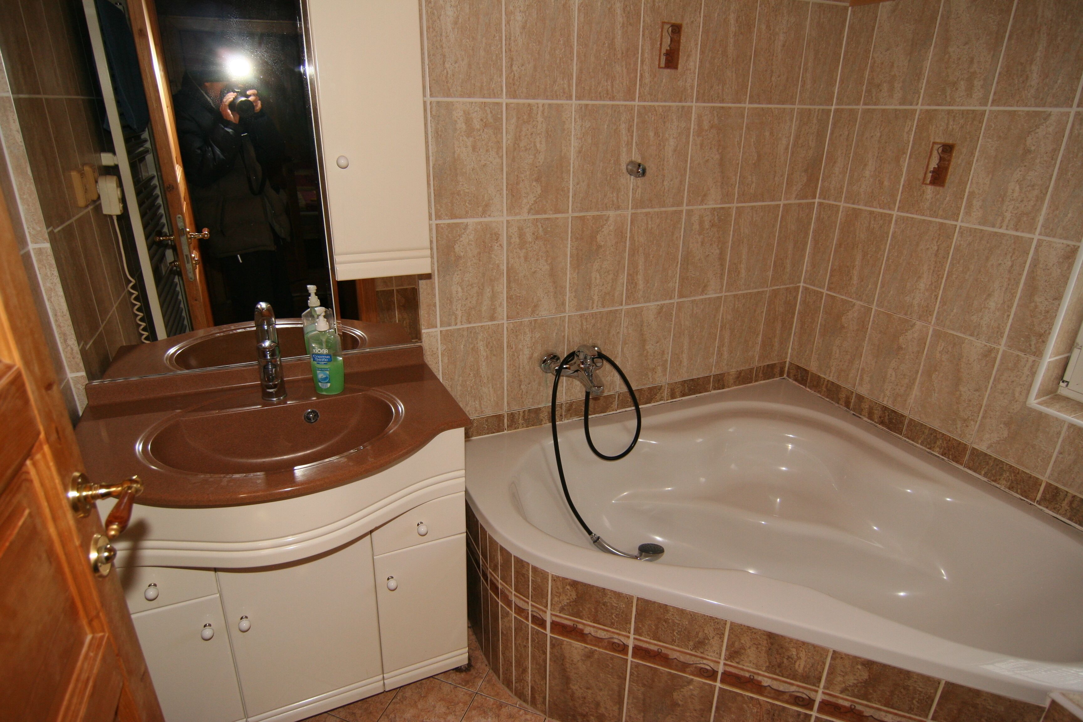 Une salle de bain avec un lavabo, un miroir et une baignoire.