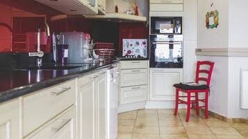 Réfrigérateur, micro-ondes, four, plaque de cuisson