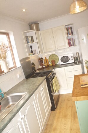 Fridge, microwave, oven, stovetop - Luxurious, spacious, sunny town house 3 mins walk to the sea. (Penzance)