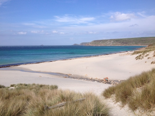 Luxurious, spacious, sunny town house 3 mins walk to the sea.