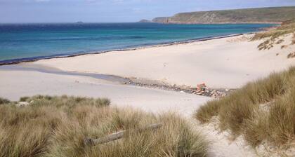 Luxurious, spacious, sunny town house 3 mins walk to the sea.