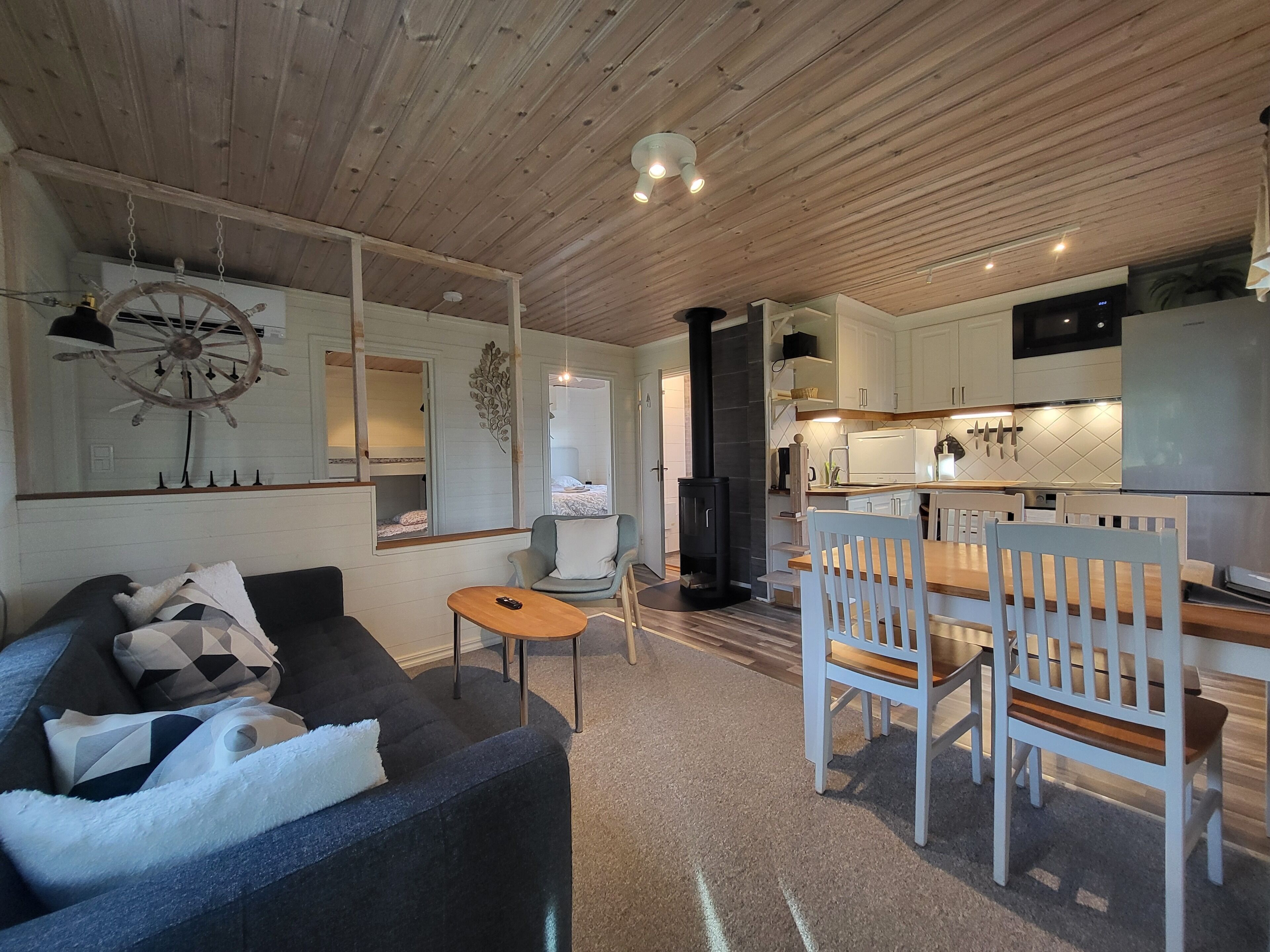 TV connectée, cheminée, livres