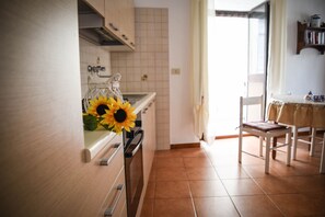 Réfrigérateur, un four, surface de cuisson, cafetière-théière