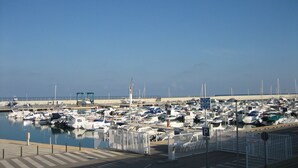 A marina with numerous boats docked, a clear sky, and a calm sea. - Duplex apartment with communal pool in Cunit (Can Torrents). (Cunit)