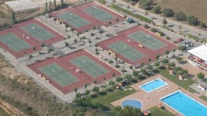 An aerial view of a sports complex with multiple tennis courts and a swimming pool. - Duplex apartment with communal pool in Cunit (Can Torrents). (Cunit)