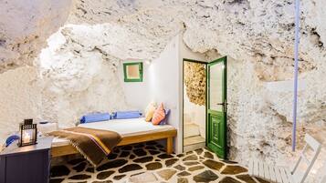 6 chambres, coffres-forts dans les chambres, bureau