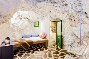 6 間睡房、房內夾萬、書桌、熨斗/熨衫板