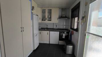 Een koelkast, een magnetron, een oven, een kookplaat