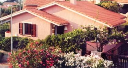 Haus mit Garten auf dem Meer mit schöner Seeansicht