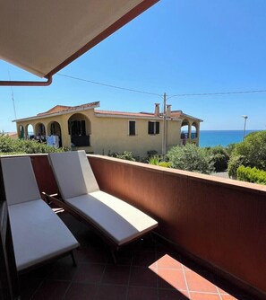 Property grounds - Sinis - House with garden on the sea with beautiful sea view (Torre del Pozzo)
