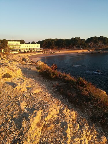 Pretty single storey villa located between sea and forest with free WIFI