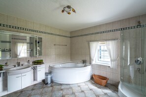 Combined shower/bathtub, hair dryer, towels, soap