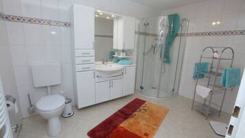 Haartrockner, Handtücher, Toilettenpapier
