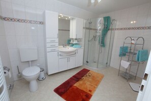 Hair dryer, towels, toilet paper - Vacation apartment Zum Steg (Bad Münster am Stein-Ebernburg -Bad Kreuznach)