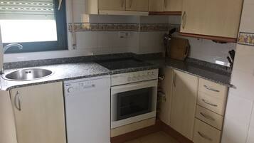 Een koelkast, een magnetron, een oven, een kookplaat