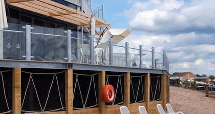 Lakeside Lodge with 6 berth hot tub and private fishing peg