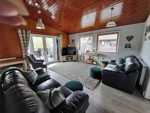 Smart TV, DVD player, video library - Lakeside Lodge with 6 berth hot tub and private fishing peg (Tattershall)