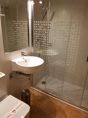 Douche, sèche-cheveux, peignoirs, serviettes fournies