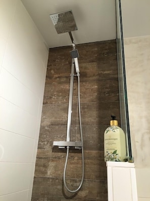 Chuveiro/banheira combinados, secador de cabelo, toalhas de banho 