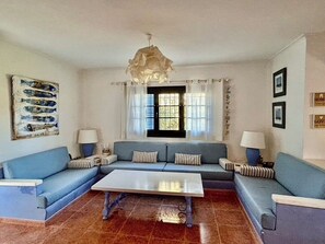 Smart TV, chimenea, libros