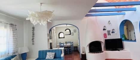 Una Smart TV, una chimenea, libros