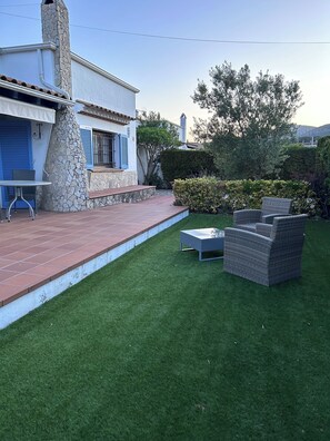 Terrace/patio - Casa del Pez Azul: Charming house in Ampurdan, Medes Islands natural park (Torroella de Montgri)
