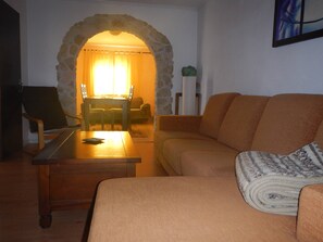 TV, books, stereo - Casa Anchora: Apartment for max. 4 people about 800 m from the Atlantic coast (São Martinho do Porto)
