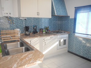 Fridge, oven, stovetop, coffee/tea maker