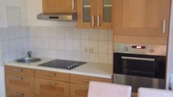 Kühlschrank, Mikrowelle, Herdplatte, Wasserkocher mit Kaffee-/Teezubehör