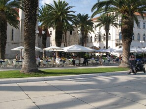 تناول الطعام بالخارج