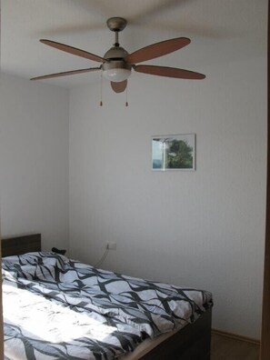 2 عدّة غرف نوم ومكواة/لوح كي وواي فاي وملاءات أسرّة