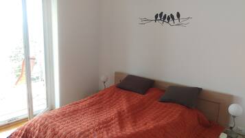 2 habitaciones, escritorio, tabla de planchar con plancha y wifi gratis