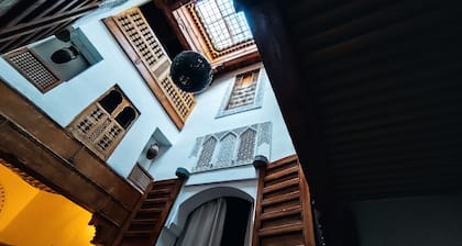 Dar Sghira: Private fully Renovated Small Riad, Rooftop, Heart of Medina, Fiber