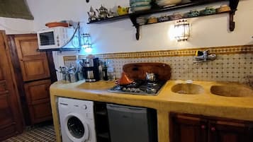 Frigorífico, horno, placa de cocina y cafetera o tetera