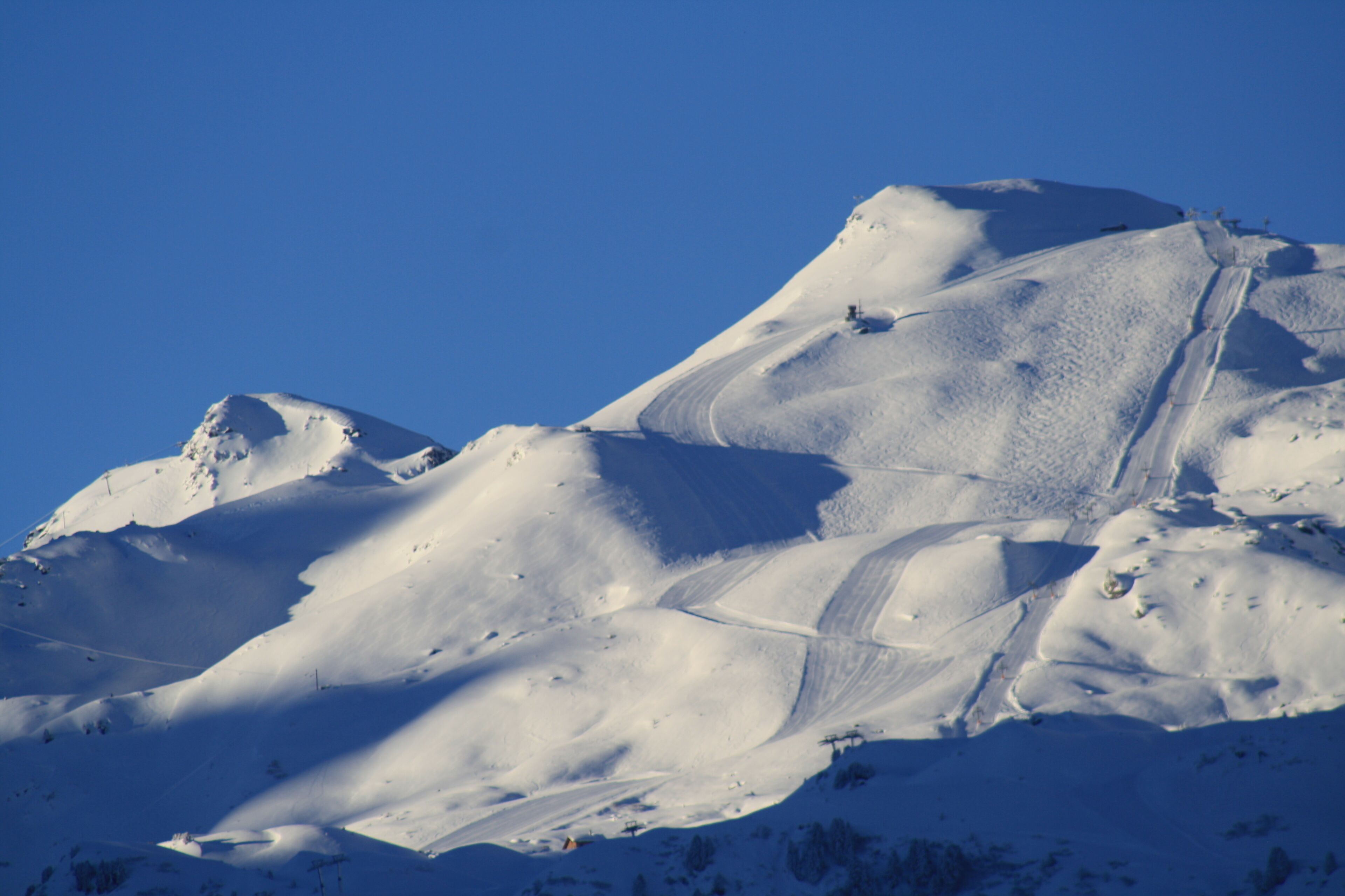 Ett snötäckt berg med en klar himmel.