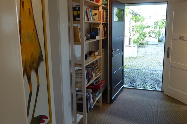 Blick durch den Flur zur Haustür