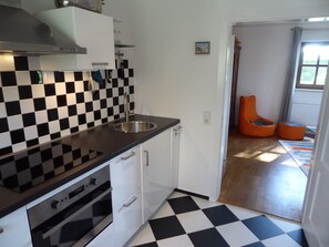 Fridge, microwave, oven, stovetop - Peaceful cottage for 4 persons near Munich in the 5-Lakes Region (Grafrath)