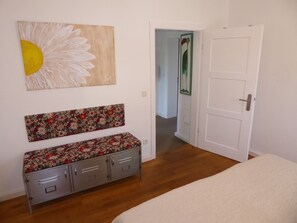 2 slaapkamers, een strijkplank/strijkijzer, reisbedje, gratis wifi