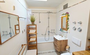 Badewanne, Haartrockner, Handtücher, Seife