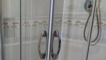 Douche, sĂšche-cheveux, bidet, serviettes fournies