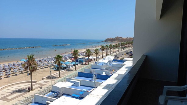 A beachside hotel with multiple swimming pools, beach umbrellas, and palm trees. - Termoli 10 meters from the sea (Termoli)