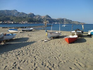Sun loungers - an offer you can not refuse ... (Forza d'Agrò)
