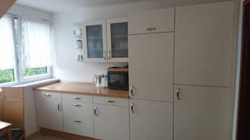 Coffee/tea maker, fridge, microwave, oven