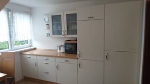 Wasserkocher mit Kaffee-/Teezubehör, Kühlschrank, Mikrowelle, Ofen