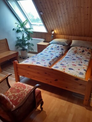 2 camere, una scrivania, ferro/asse da stiro, culla da viaggio