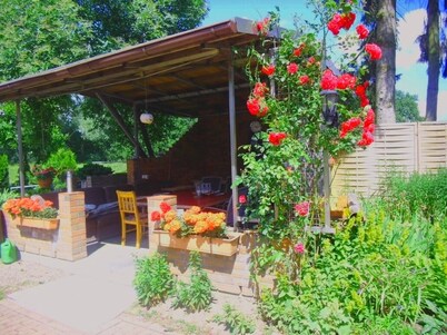 El apartamento está ubicado en una casa unifamiliar en una zona muy tranquila.
